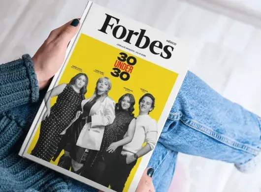 Manos de joven sosteniendo la portada de 30 Under 30 de Forbes México