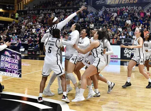 Panteras celebrando su victoria