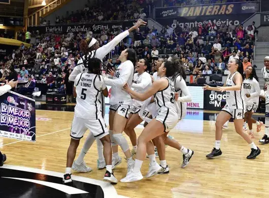 Panteras celebrando su victoria