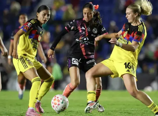 Sheila Vivanco disputa balón ante Águilas del América