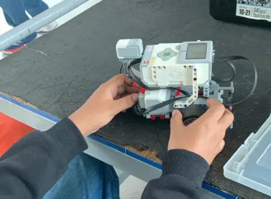 Dos profesores de PrepaTec Puebla impartieron un curso de robótica a alumnos de primaria pública