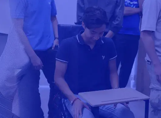 Personas utilizando el bipedestador