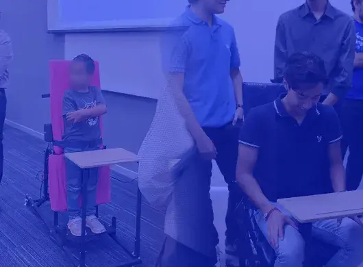 Personas utilizando el bipedestador