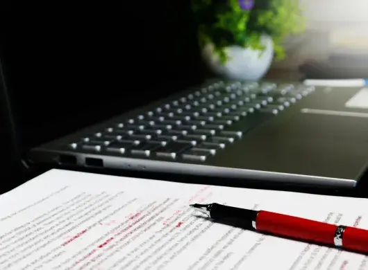 Computadora, con escrito