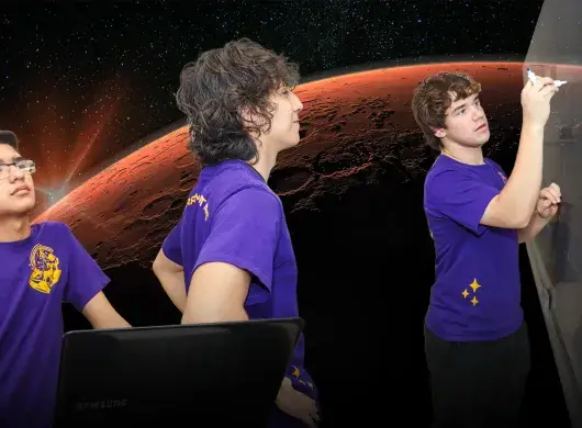Montaje de 3 estudiantes trabajando sobre un fondo que muestra el planeta Marte en el espacio.