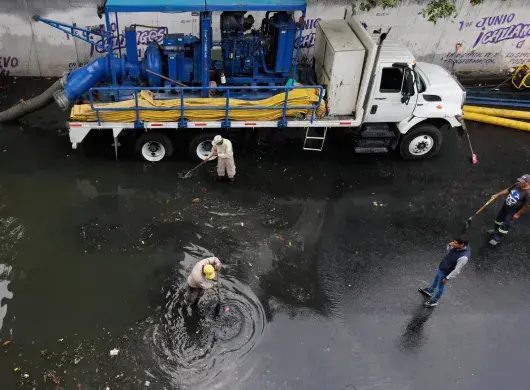 Trabajos de recolección de basura y aguas residuales en un paso subterráneo después de una fuerte lluvia histórica en la Ciudad de México, México, el 10 de agosto. Foto : Gerardo Vieyra