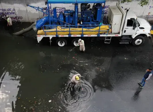 Trabajos de recolección de basura y aguas residuales en un paso subterráneo después de una fuerte lluvia histórica en la Ciudad de México, México, el 10 de agosto. Foto : Gerardo Vieyra