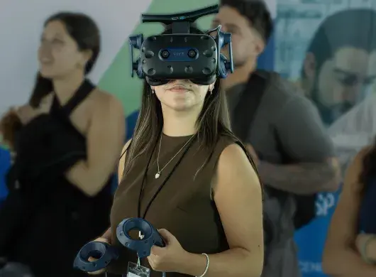 Alumna utilizando por primera vez uno de los nuevos laboratorios de negocios del Tec campus León