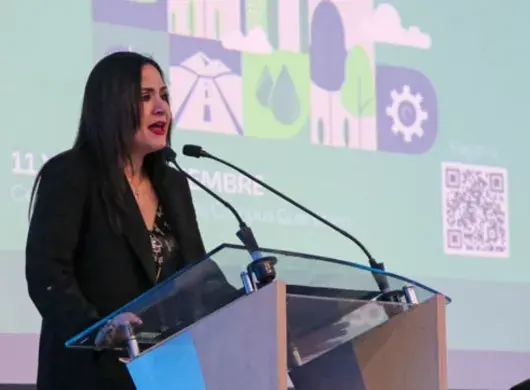 Esmeralda Uribe durante su participación en el 2° Simposio Internacional de Energías Renovables e Ingeniería Civil (SIERIC) 2025