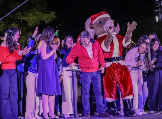 En el marco del 50 aniversario del Tec campus Querétaro, la comunidad inició las fiestas decembrinas con el encendido de luces y Christmas Rocks.