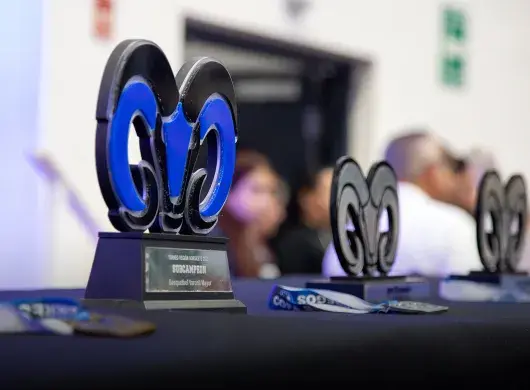 Trofeo con forma de la cabeza de un borrego sobre una mesa. 