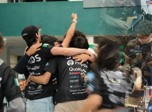 Integrantes de Hypebirds celebran su desempeño mientras el equipo Nautilus compite durante el regional de FIRST Tech Challenge.