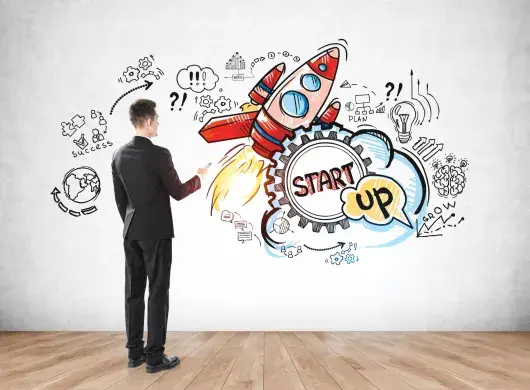 Hombre ve un dibujo en la pared que representa el emprendimiento