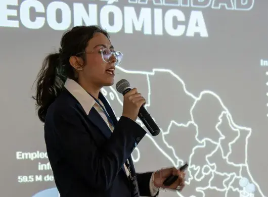 Estudiantes de los campus del Tec en la Ciudad de México participaron en el Datatón INEGI-ANTAD 2025, obteniendo segundo lugar y mención honorífica.