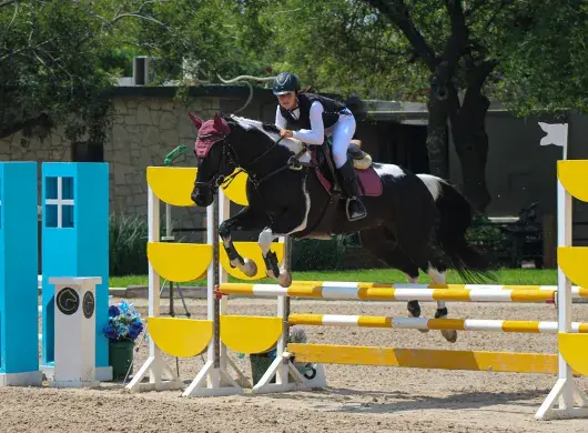 Renata Pepi montando su caballo en competencia de equitación.