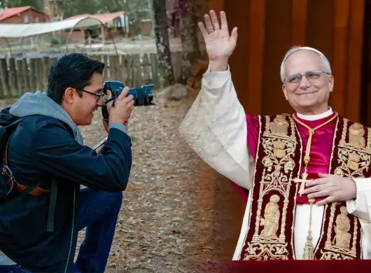 A la izquierda, Jesús Huerta tomando fotografías; a la derecha, el Papa León XIV