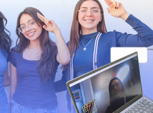 Montaje de fotos, en el fondo cuatro chicas sostienen sus manos con dos dedos extendidos en su frente; a la izquierda, una foto de las mismas cuatro chicas sosteniendo un trofeo en forma de la letra H; y a la derecha, una laptop que muestra una persona haciendo una seña con su mano en la pantalla.