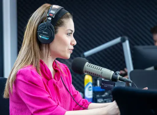 Sandra Canales al micrófono de Tec Sounds Radio 94.9 FM Monterrey dentro de la cabina de transmisión de Desde el Campus..
