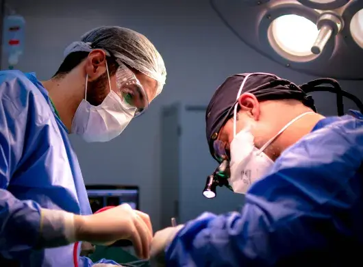 Un cirujano especialista realizando una intervención en un quirófano de alta tecnología, representando la meta de la residencia médica.