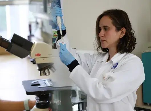 María Luisa del Prado trabajando en el INBioTech Lab del Tec de Monterrey.