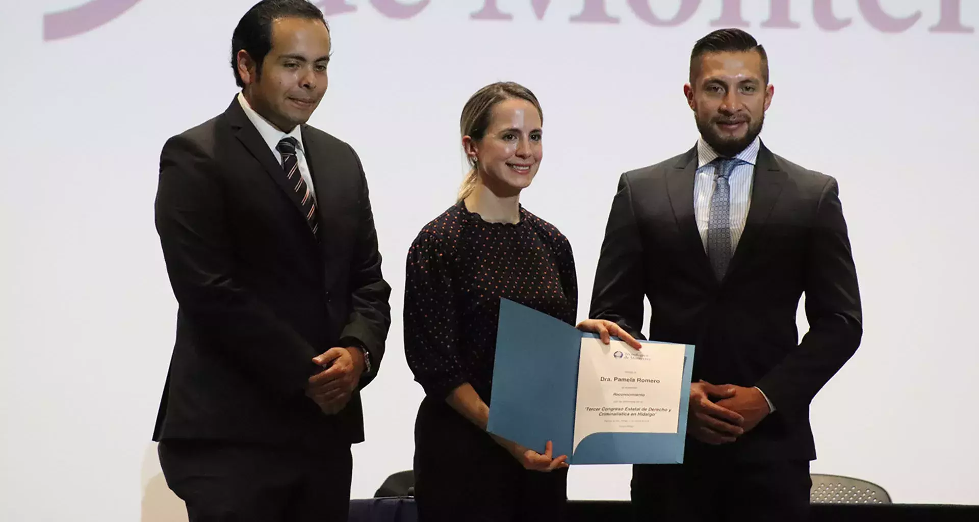 Dra. Pamela Romero recibiendo su reconocimiento de participación
