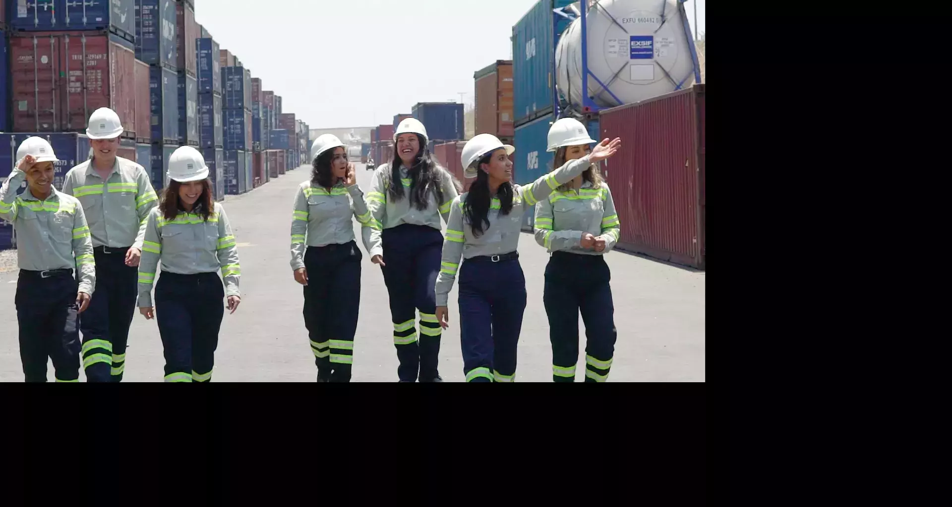 Alumnos caminando entre contenedores de Tenaris Tamsa