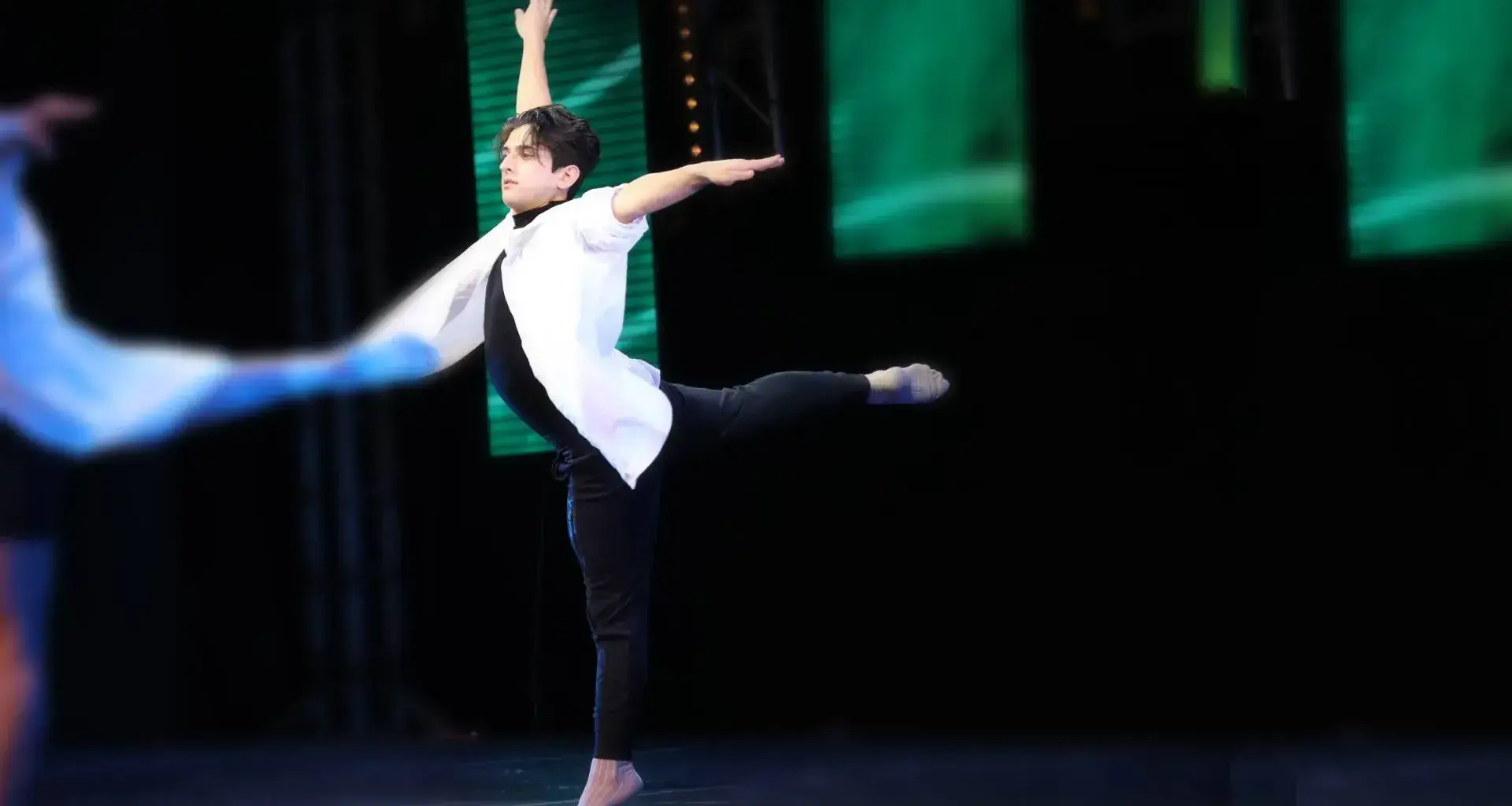 Ricardo Salinas forma parte del equipo representativo de danza moderna en el campus Monterrey