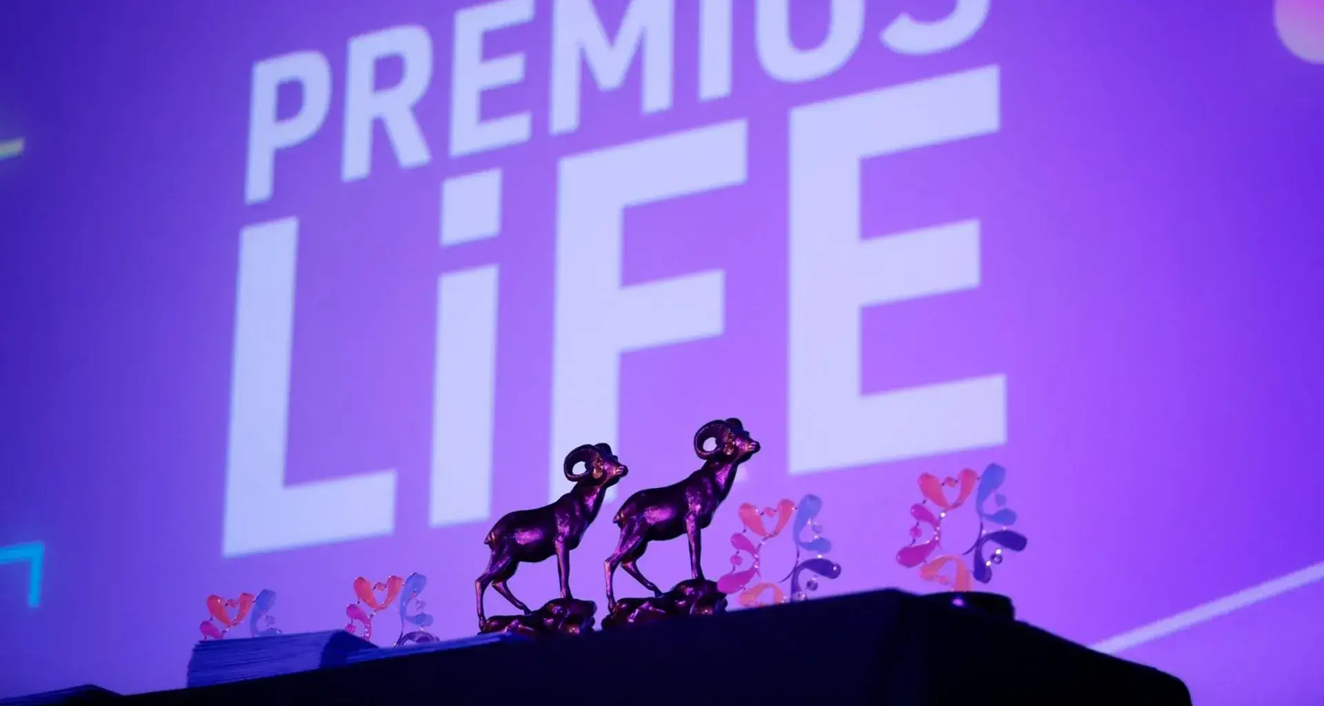 Estatuas de Borregos de Oro sobre mesa en Premios LiFE