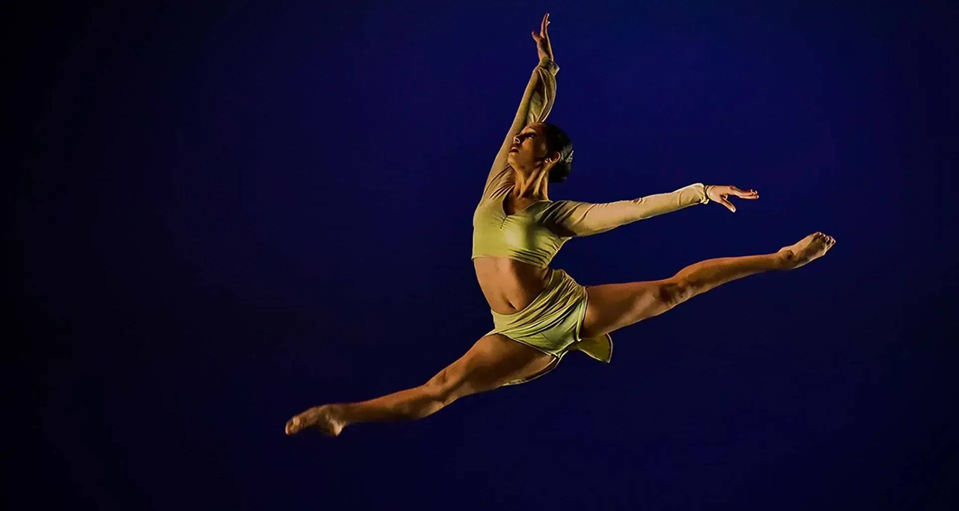 Alumna de Dance Team bailando en el showcase