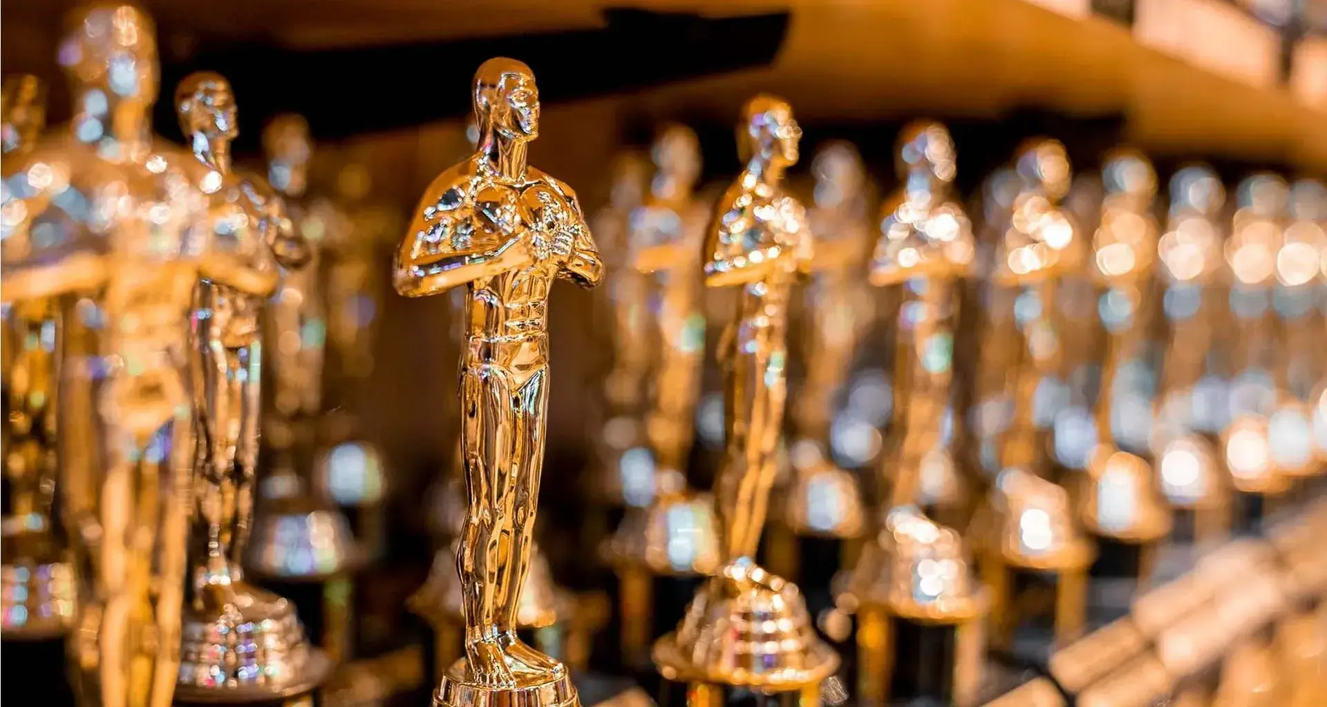 estante de estatuillas de los premios Óscar 2024