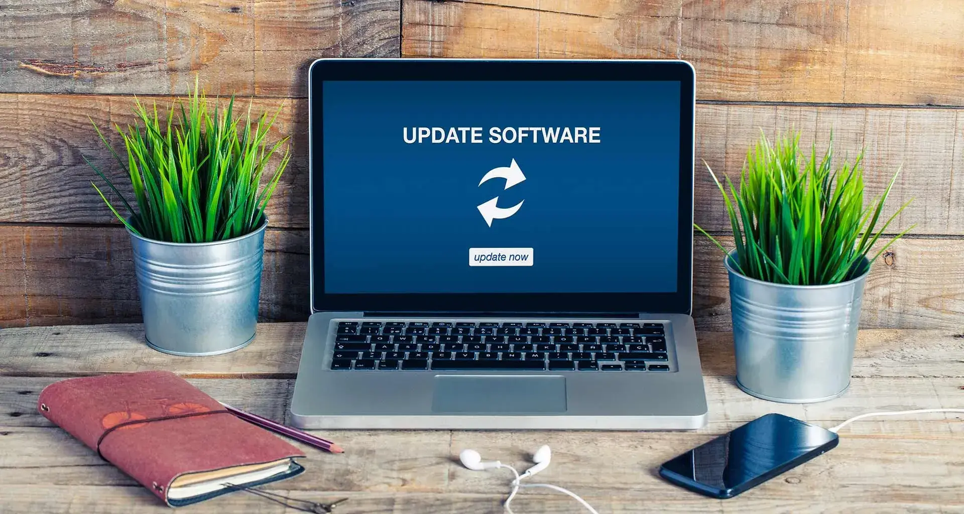 Computadora que muestra el aviso de que el software se está actualizando, uno de los consejos para mantener en estado óptimo un equipo de cómputo