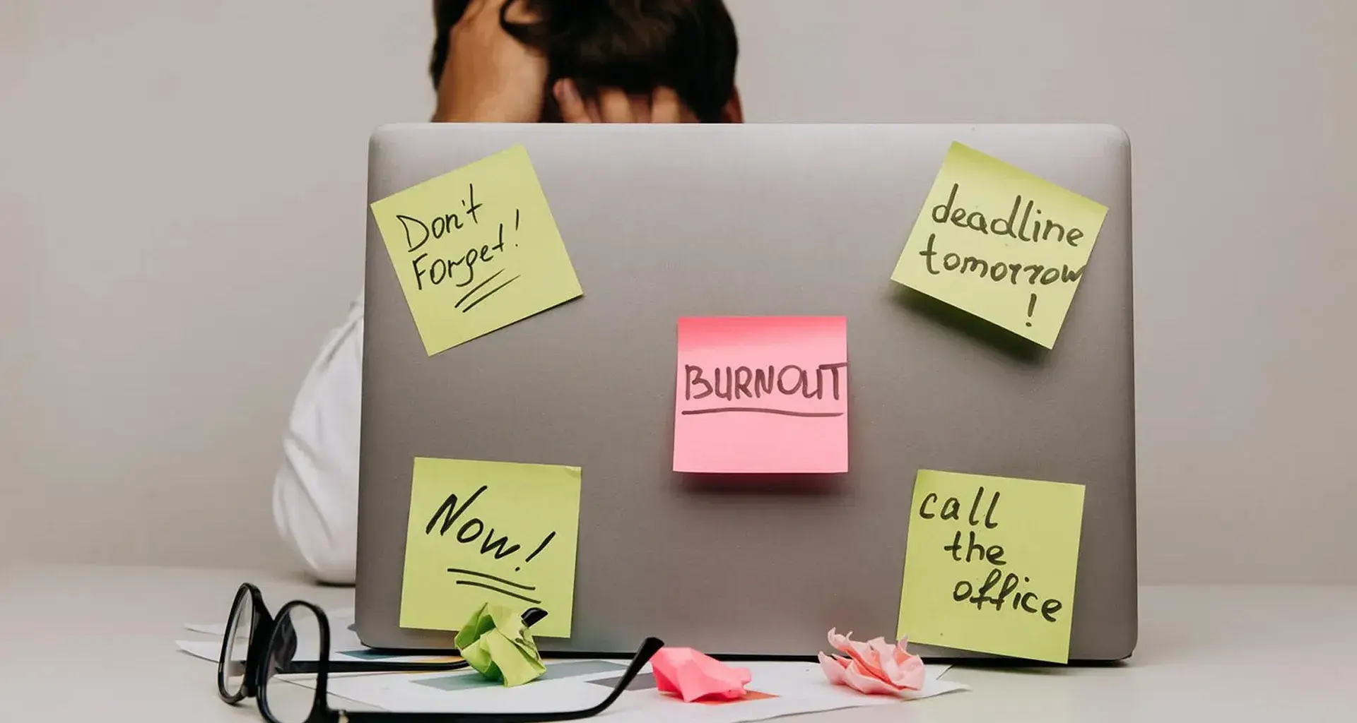 hombre procrastinando actividades en computadora