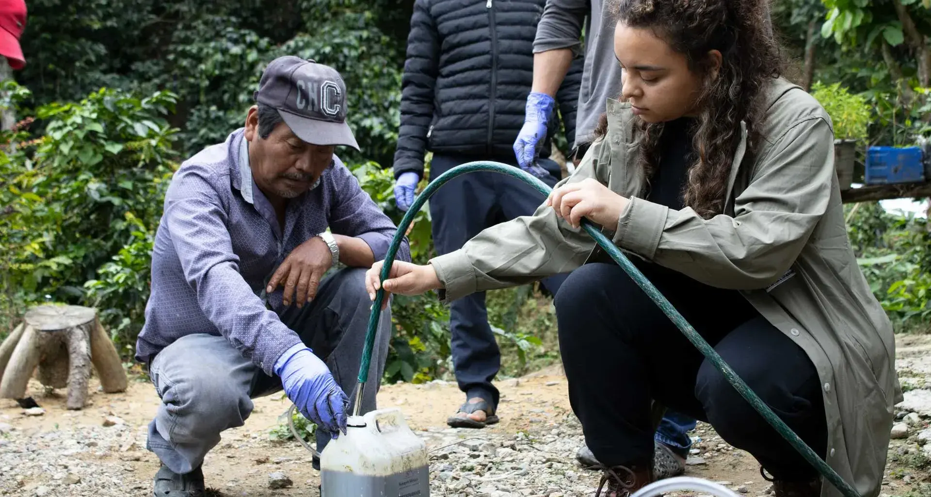 Nora Torres, fundadora de Káapeh México junto a un agricultor.