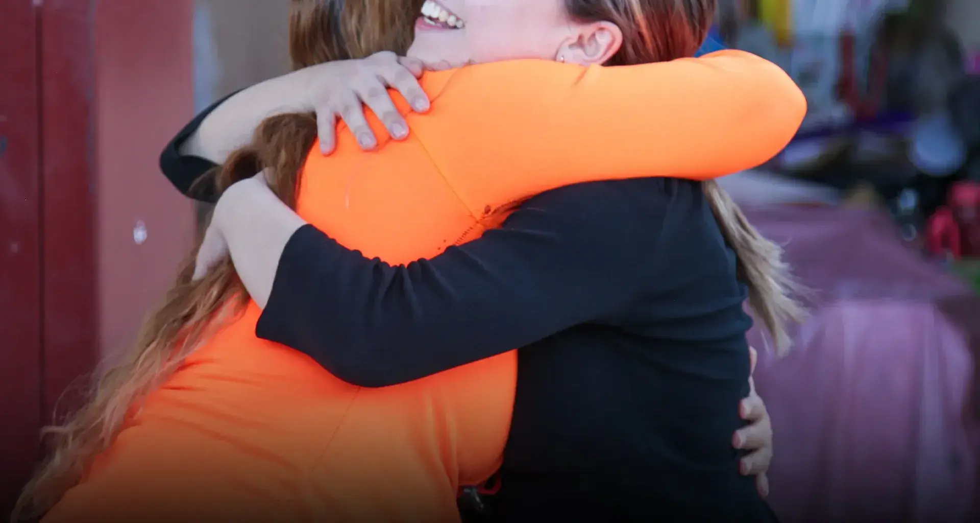 Dos personas abrazándose.