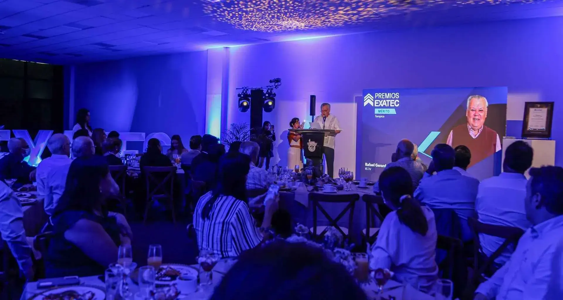 Tampiqueño Rafael González Acuña agradeciendo su premio al mérito EXATEC