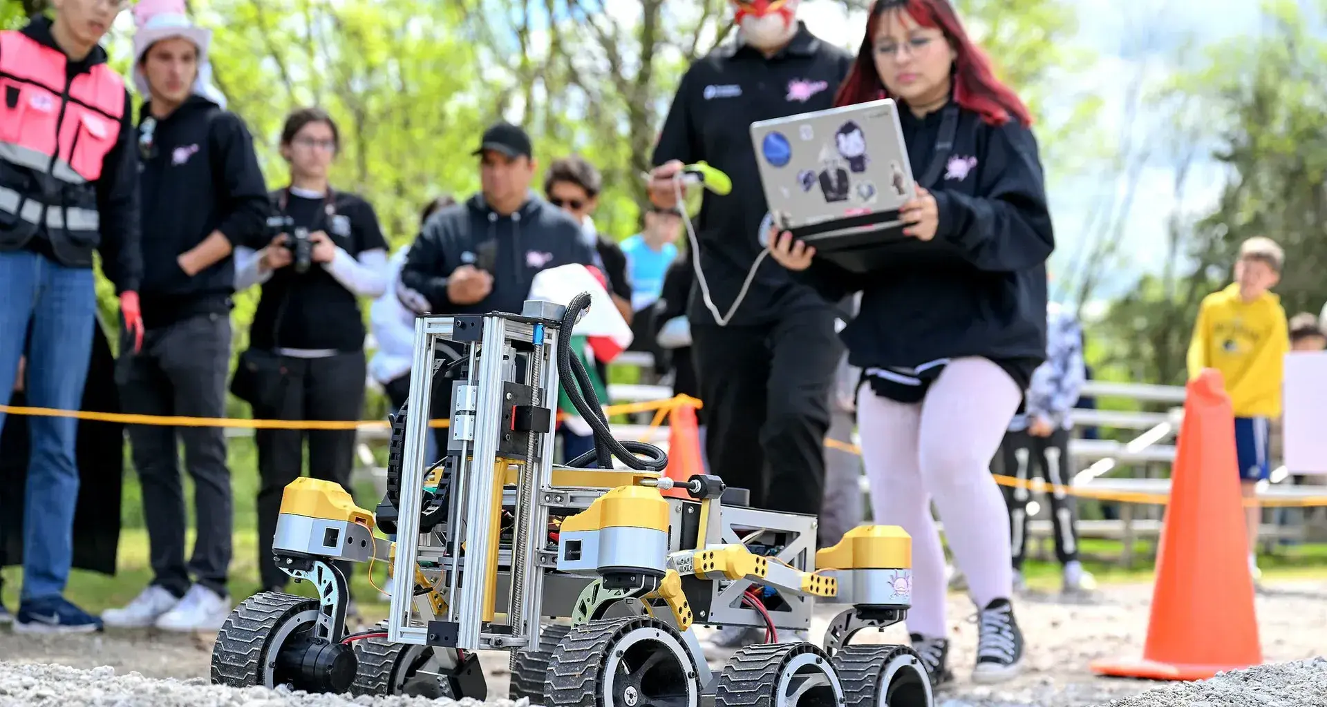 Los equipos de ingeniería del Tecnológico de Monterrey en Cuernavaca, Akali e Iktan Roving, lograron colocarse en el lugar 3 y lugar 9 mundial respectivamente, en el NASA Human Exploration Rover Challenge (HERC) 2025.