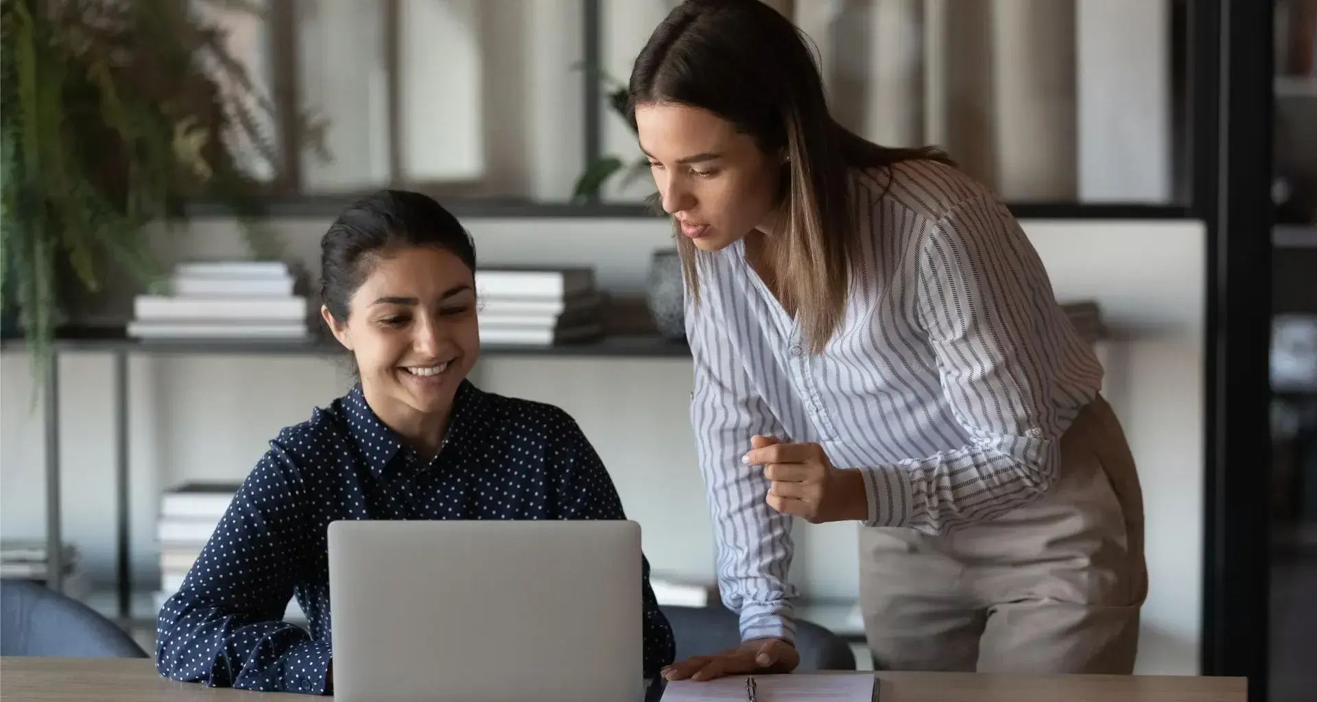 2 mujeres trabajando