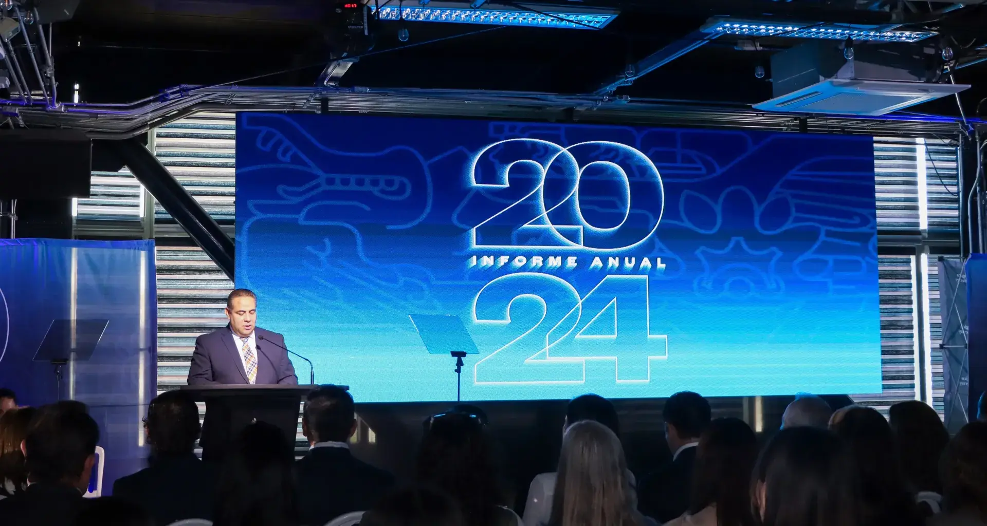 Director general presentando en informe anual 2024