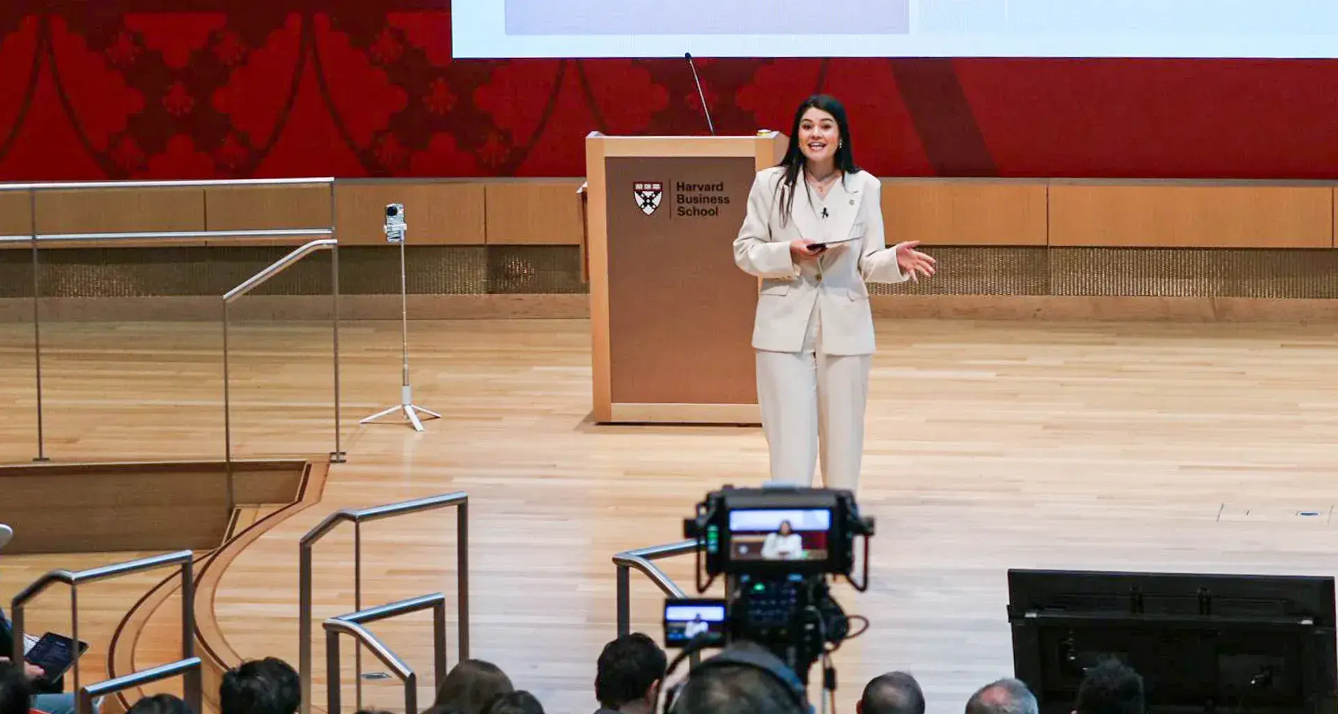 EXATEC gana reto de Harvard buscando empoderar mujeres