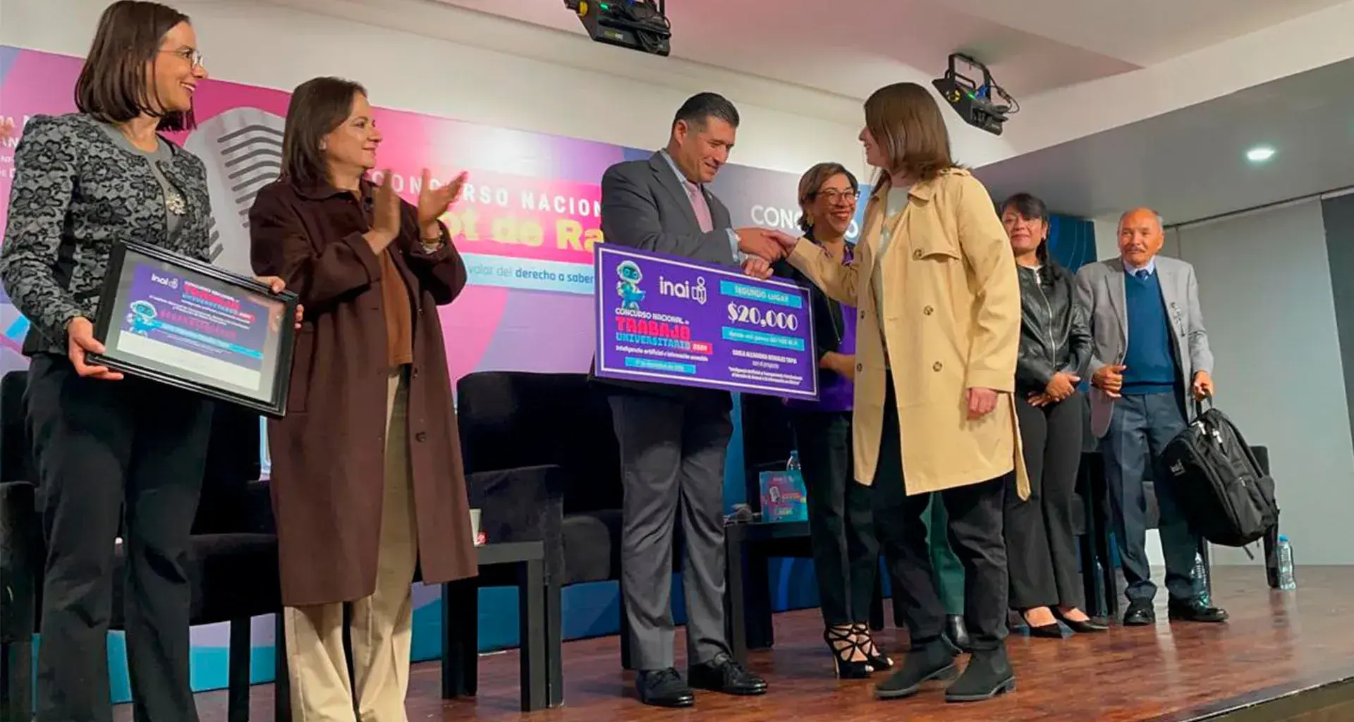 Premian a estudiantes del Tec Toluca por ensayos sobre IA y datos