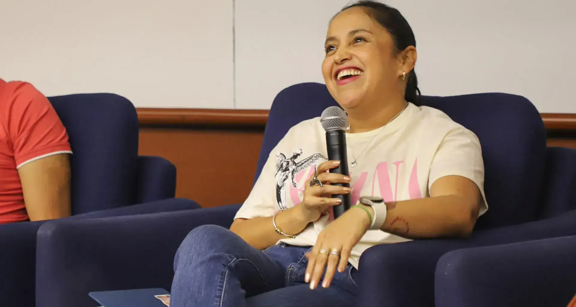 Nora de la Cruz, profesora del Tec campus Estado de México, presentó su libro: Duerme cicatriz, que propone una mirada a la perspectiva ecofeminista.