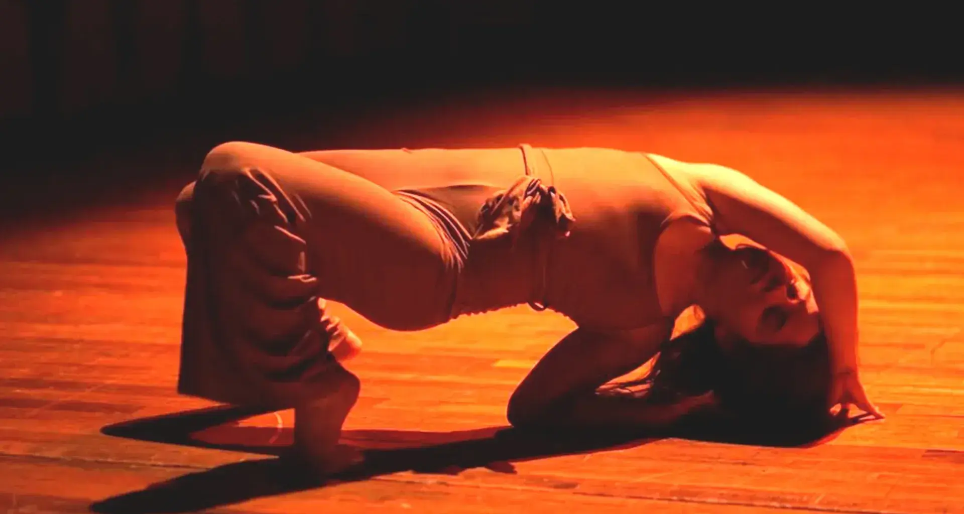 Profesora de danza del Tec campus Ciudad Juárez muestra pasos de baile aprendidos a lo largo de su carrera