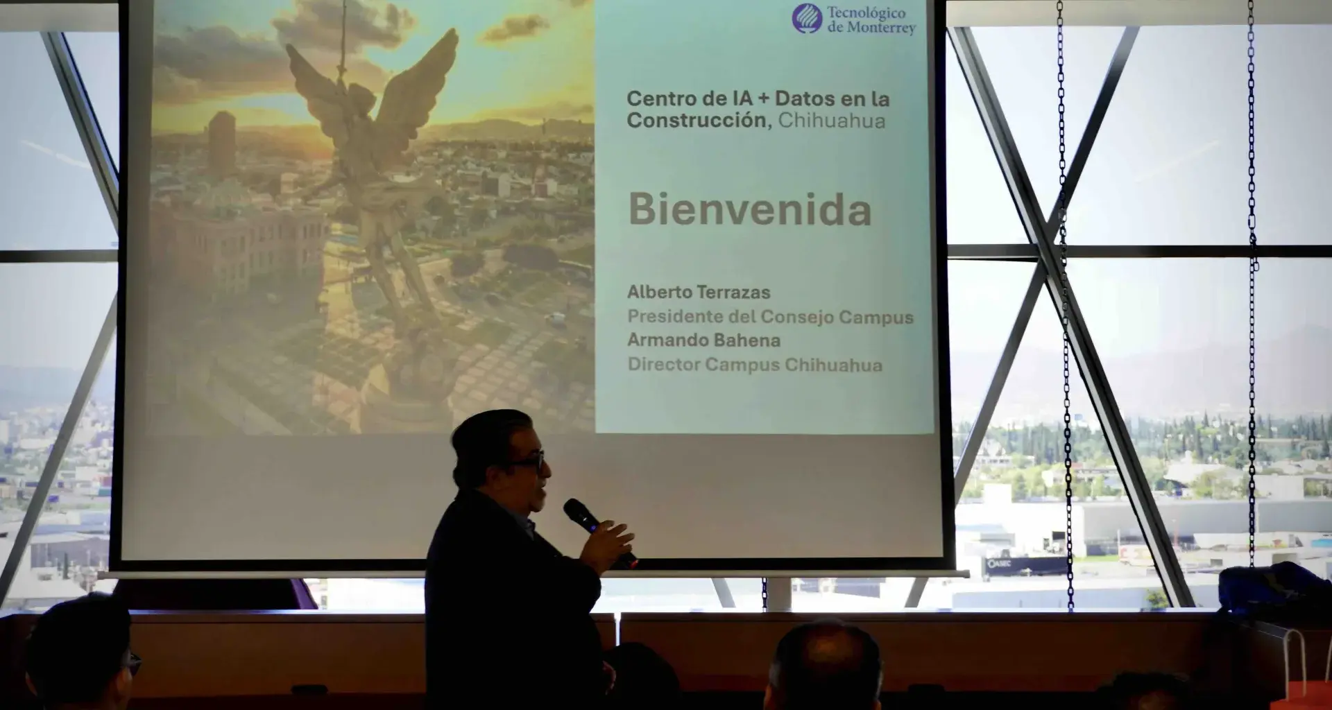 Enrique Cortés abre las sesiones para la creación de un Centro de IA y Datos en el Tec campus Chihuahua