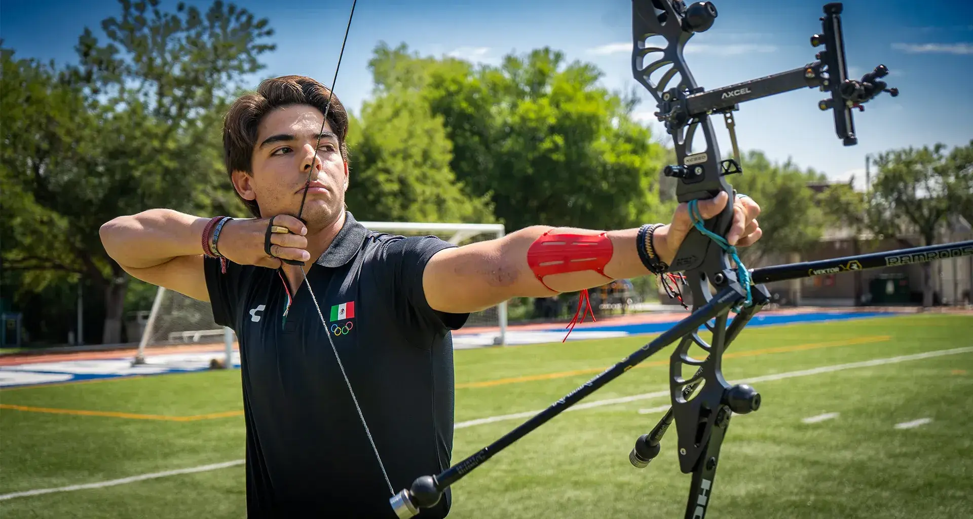 Hugo Cueto, arquero saltillense apuntando con arco