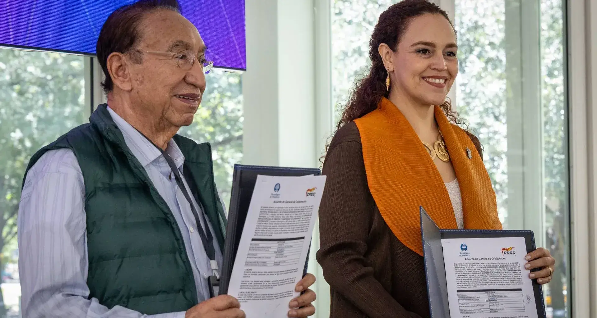 Isaías González, secretario general de la CROC, junto a Judith Godoy, decana nacional de la EHE del Tec.