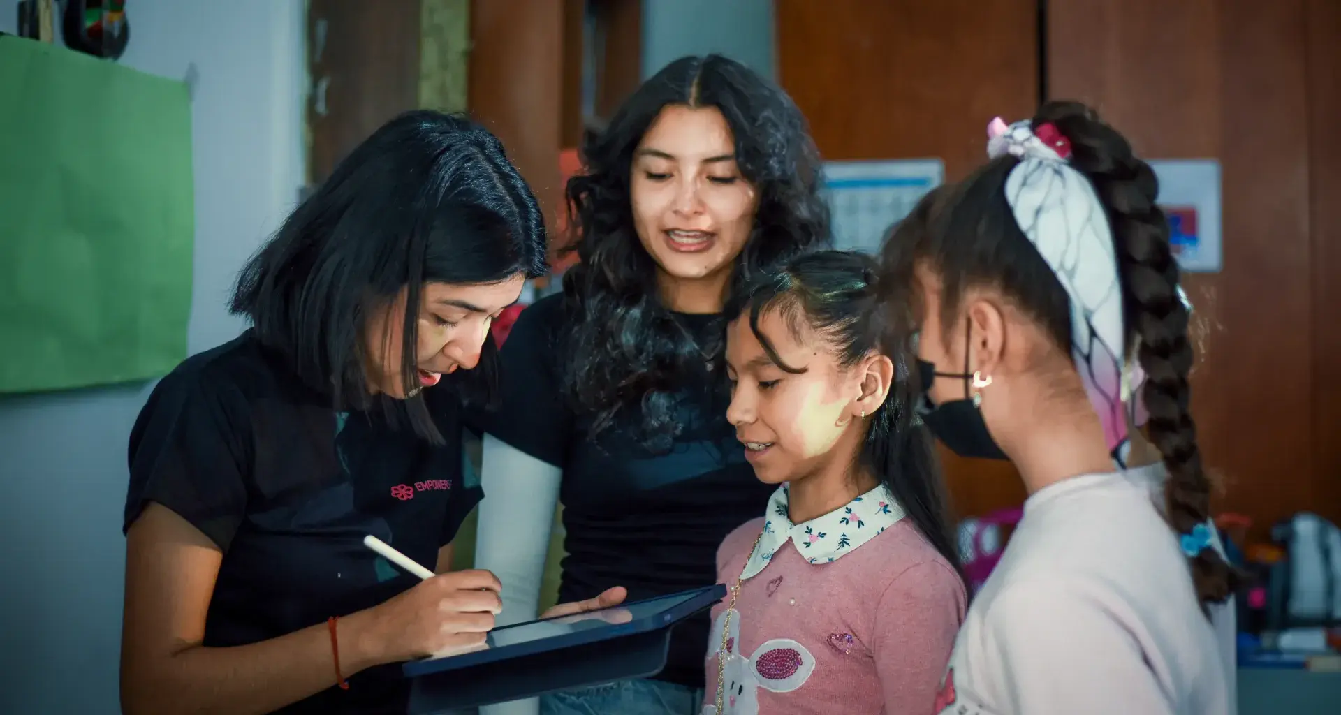 Niñas de escuelas públicas participaron en talleres STEAM organizados por EmpowerShe en el campus Puebla como parte de un curso de verano