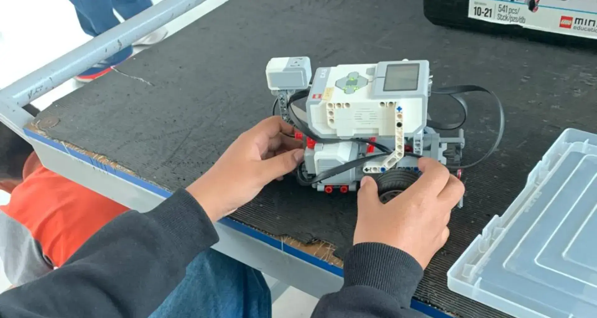 Dos profesores de PrepaTec Puebla impartieron un curso de robótica a alumnos de primaria pública