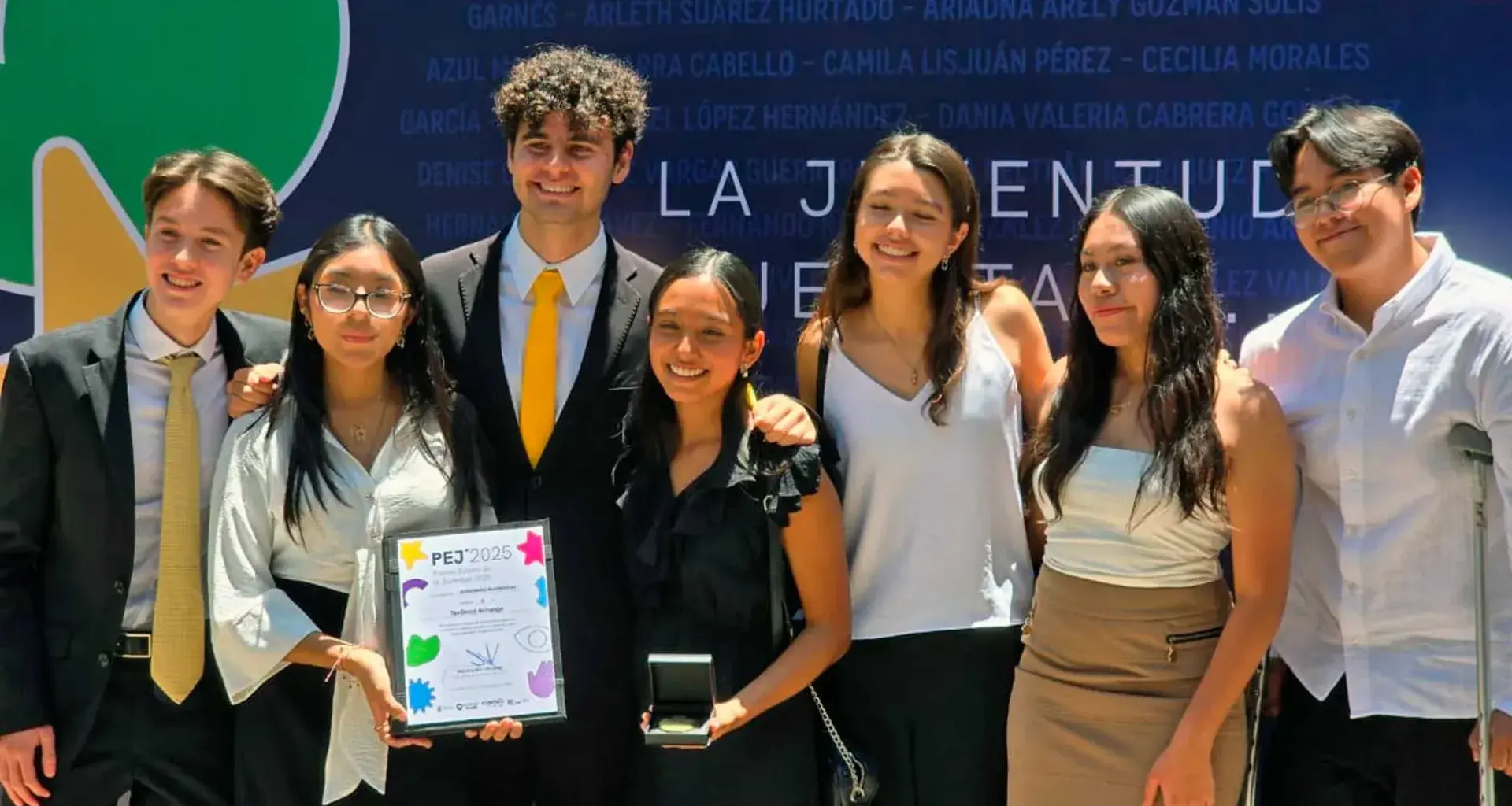 Estudiantes de PrepaTec Querétaro son reconocidos con el Premio Estatal de la Juventud por sus actividades académicas de robótica. 