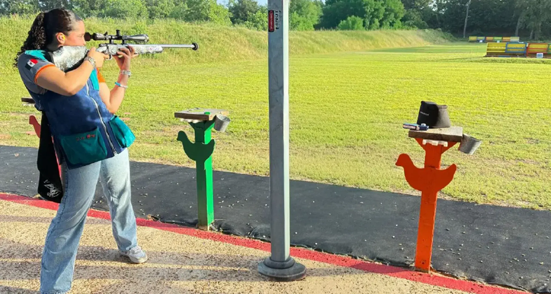 Jimena Dávila, ganadora de torneo de tiro deportivo.