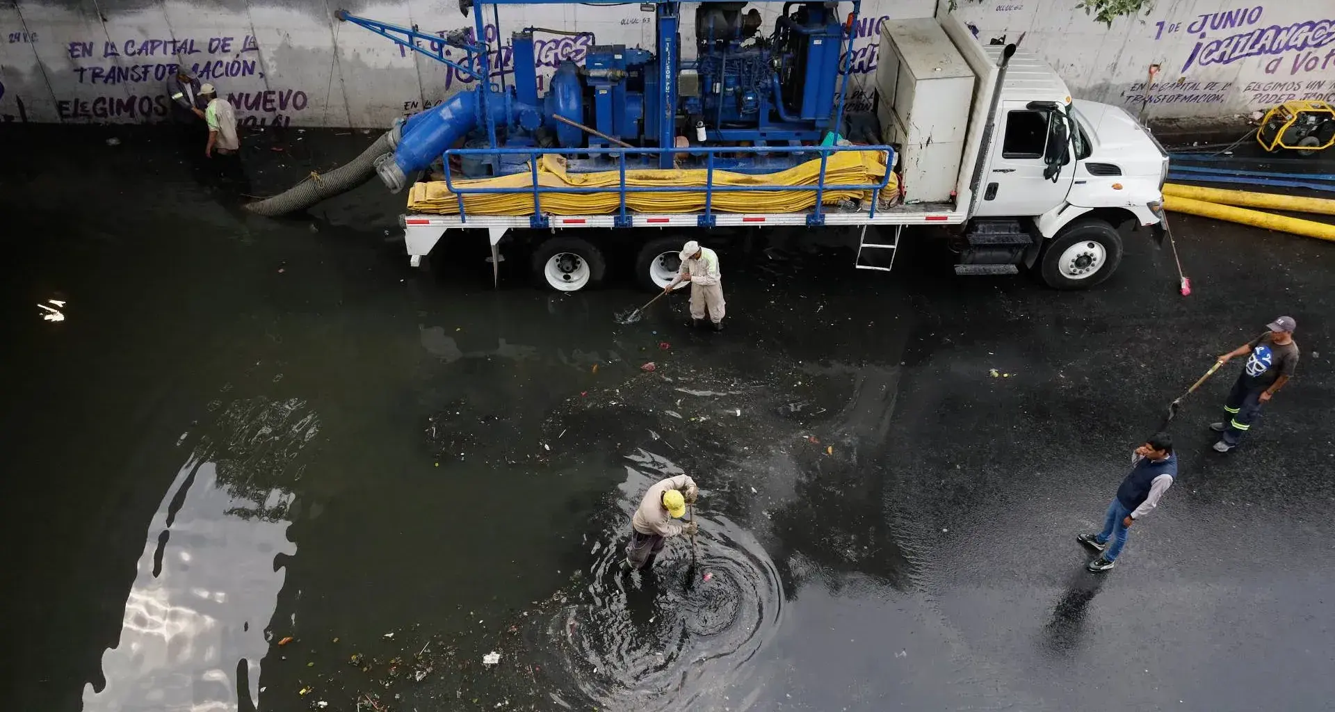 Trabajos de recolección de basura y aguas residuales en un paso subterráneo después de una fuerte lluvia histórica en la Ciudad de México, México, el 10 de agosto. Foto : Gerardo Vieyra